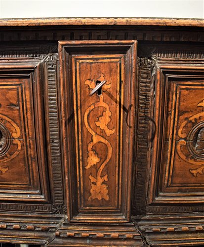 Noble chest in carved and inlaid walnut.